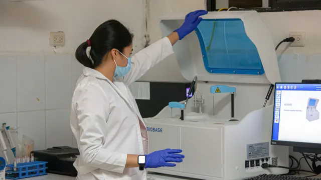 Analista operando un equipo de laboratorio
