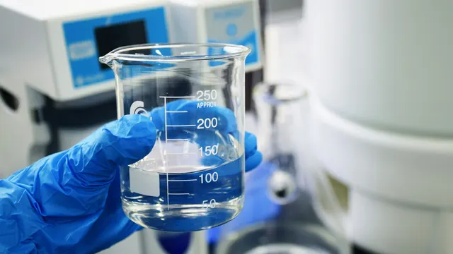 Vaso de precipitado con líquido en un laboratorio